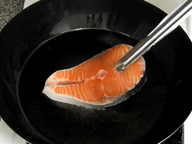 直接將鮭魚下鍋煎